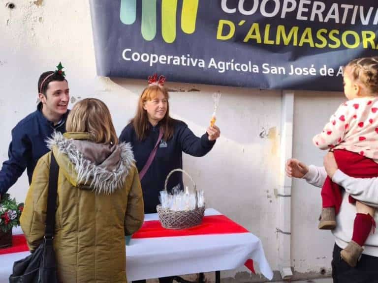 Niños y niñas han iniciado el nuevo año después de disfrutar de un divertido espectáculo infantil que ha colmado la plaza de risas y felicidad.