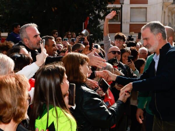 Los Reyes y sus hijas visitan por sorpresa municipios afectados por la DANA