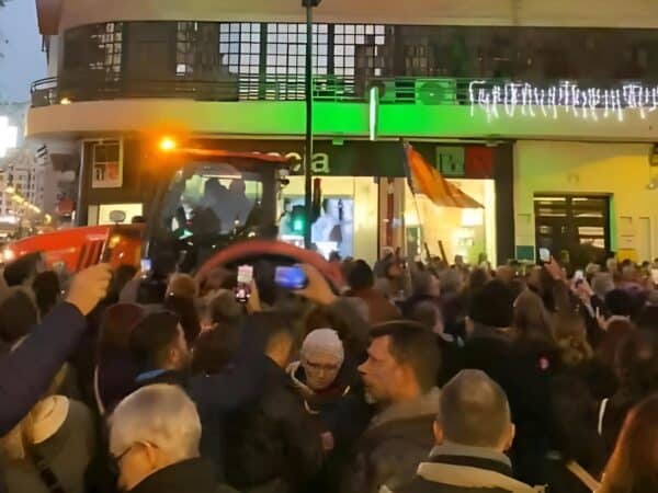 Tractoristas se unen a la nueva manifestación que pide la dimisión de Mazón