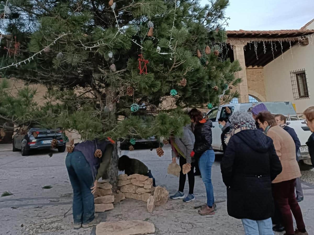 Los vecinos decoran un pequeño pueblo de Castellón para recibir la Navidad