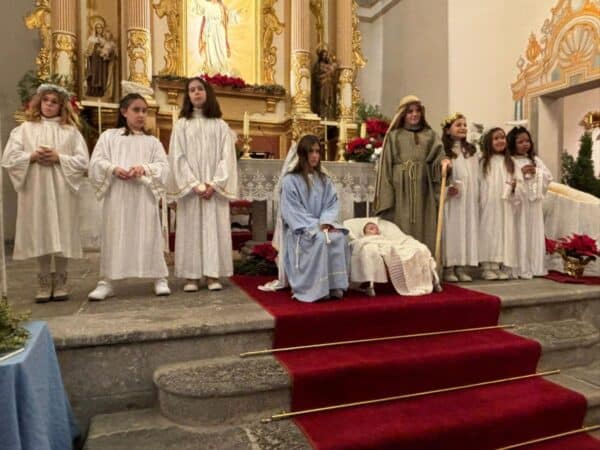 Magia navideña en La Llosa: Niños y adultos protagonizan el Belén viviente