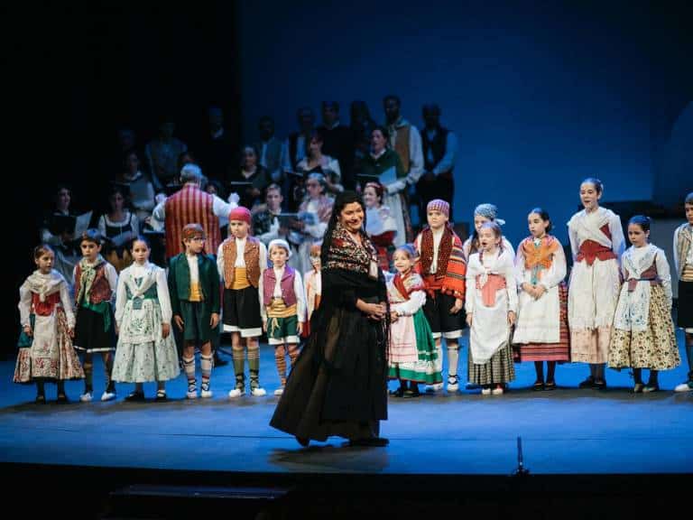 El multitudinario belén costumbrista de la capital ha ofrecido este año dos representaciones en el Teatro Principal, ambas con aforo completo.