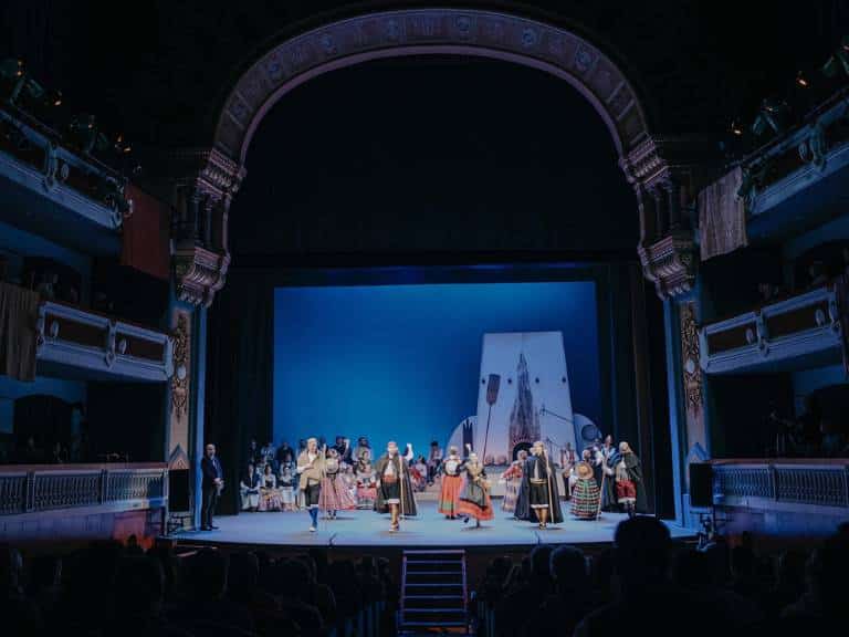 El multitudinario belén costumbrista de la capital ha ofrecido este año dos representaciones en el Teatro Principal, ambas con aforo completo.