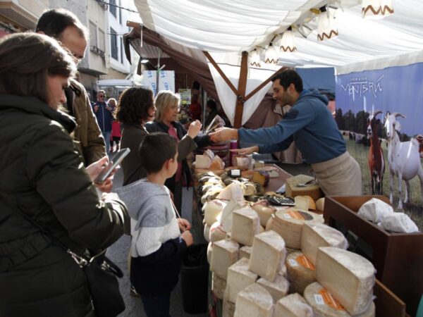 Miles de visitantes en la Fira de Sant Andreu de Cabanes refuerzan el sector agrario y ganadero