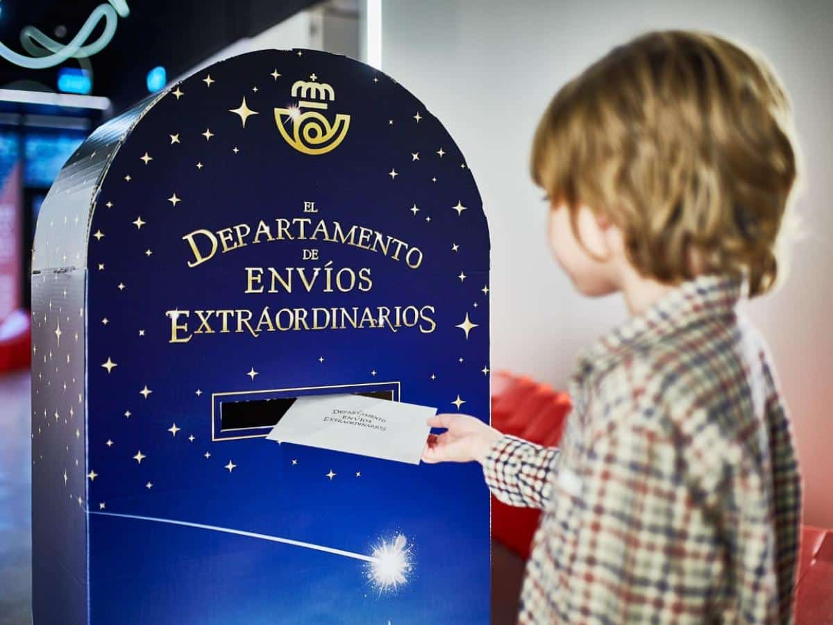 Once buzones mágicos en las oficinas de Correos Castellón para las cartas a Papá Noel y los Reyes Magos