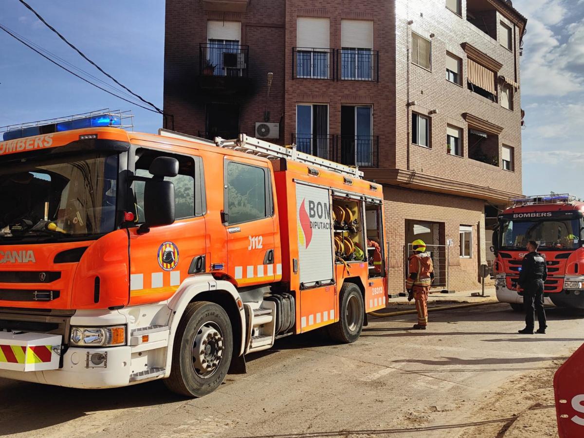 Once personas, incluyendo dos menores, atendidas en un incendio en Catarroja