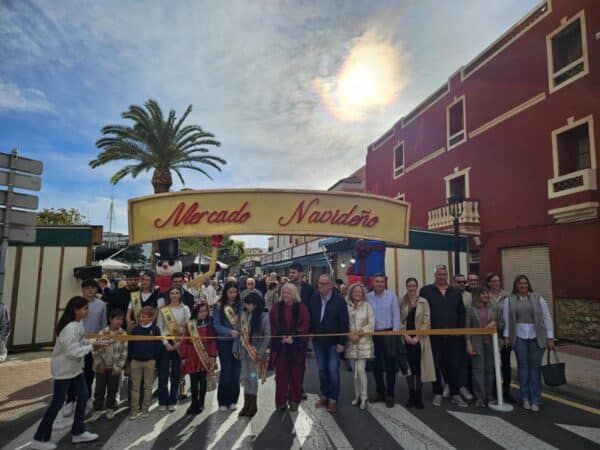 Oropesa inaugura el Mercadillo Navideño y celebra el Día de la Constitución