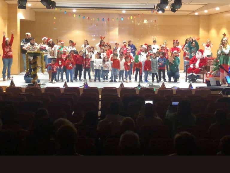 Después de recorrer las principales calles de Santa Magdalena, Santa Claus llegó al Auditorio acompañado por la comunidad educativa del CEIP Alberto Selma.