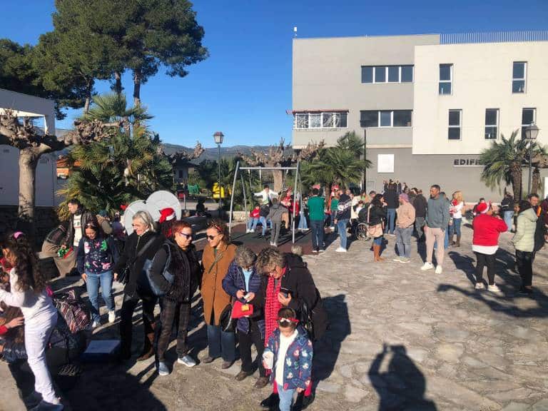 Después de recorrer las principales calles de Santa Magdalena, Santa Claus llegó al Auditorio acompañado por la comunidad educativa del CEIP Alberto Selma.