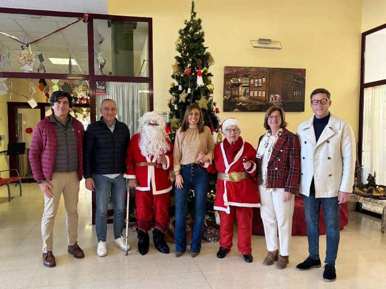 La visita de Papá Noel fue una de las actividades más esperadas, trayendo consigo el espíritu festivo y la calidez navideña a todos los presentes.