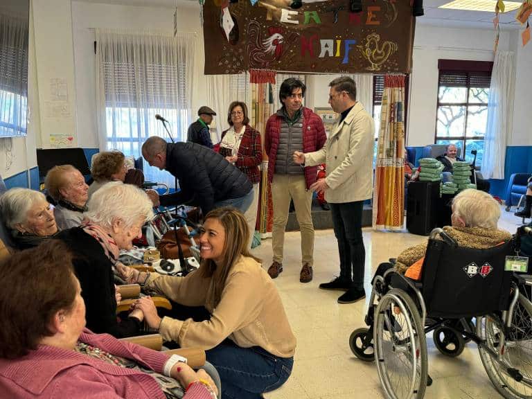 La visita de Papá Noel fue una de las actividades más esperadas, trayendo consigo el espíritu festivo y la calidez navideña a todos los presentes.