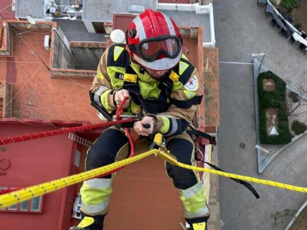 Peligro en un 14º piso de Vinaròs y granja sin techo por el temporal de viento