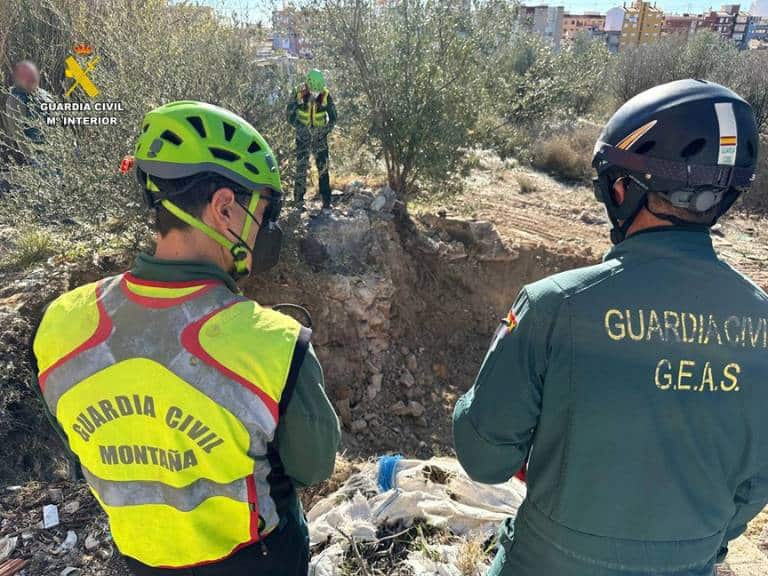 La Guardia Civil ha detenido a un hombre de 44 años, vecino de Villajoyosa, como presunto autor de un homicidio, tras el hallazgo de un cadáver en un pozo lleno de escombros.