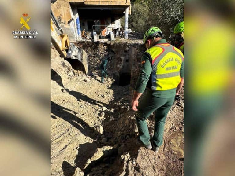 La Guardia Civil ha detenido a un hombre de 44 años, vecino de Villajoyosa, como presunto autor de un homicidio, tras el hallazgo de un cadáver en un pozo lleno de escombros.