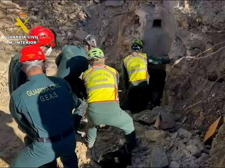 La Guardia Civil ha detenido a un hombre de 44 años, vecino de Villajoyosa, como presunto autor de un homicidio, tras el hallazgo de un cadáver en un pozo lleno de escombros.