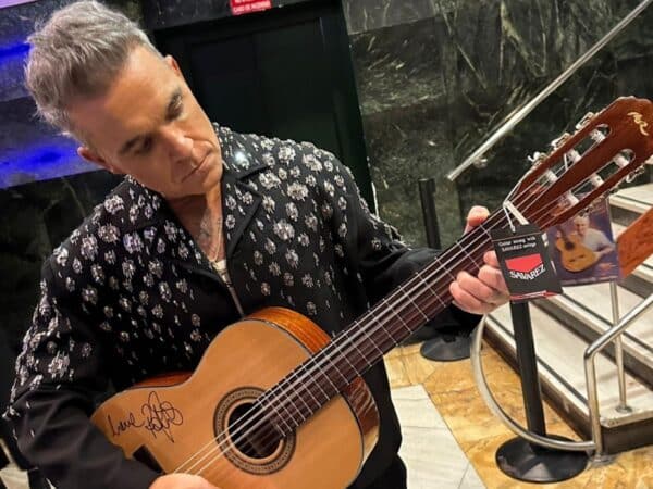 Robbie Williams se une a la subasta solidaria de guitarras para los afectados por la DANA