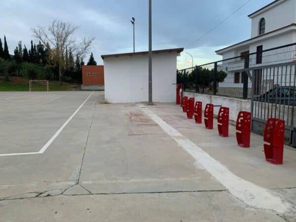 El entorno natural de Santa Magdalena, con el Parque Natural de la Sierra de Irta, es uno de los destinos más frecuentados por ciclistas, tanto locales como turistas.