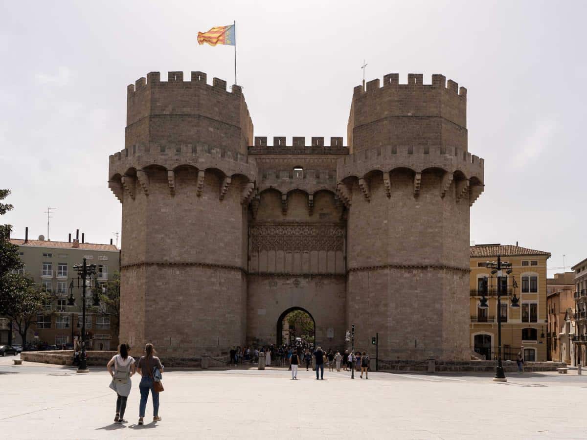 Tragedia en Valencia: Una mujer muere al caer desde las Torres de Serranos