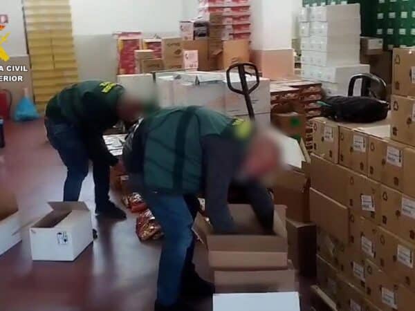 Tres detenidos por estafar a empresas de turrones y dulces de Alicante