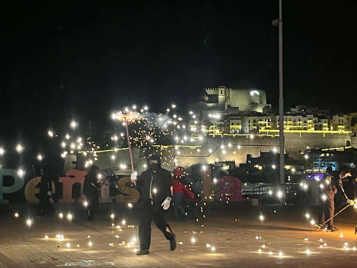 Un correfoc ilumina el inicio de un fin de semana festivo y solidario en Peñíscola