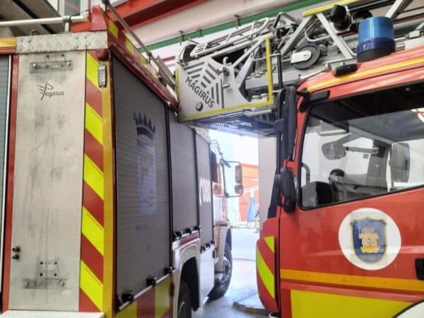 Un hombre accede a un camión de bomberos y lo colisiona dentro del recinto en Málaga