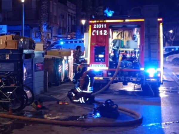 Una mujer prende fuego con gasolina a un edificio en Alacuás