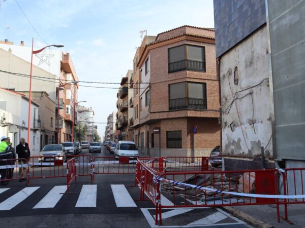 Urgente intervención en Vila-real para reparar la fachada del Trinquete Municipal