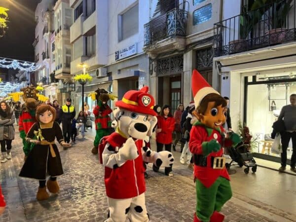 Un vibrante desfile de animación con batucada llena de ritmo Castellón