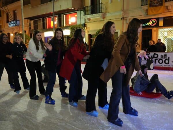 Vila-real disfruta de la Navidad con la esperada pista de hielo