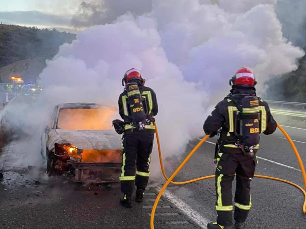 Un incendio arrasa un coche en Pina de Montalgrao, Castellón