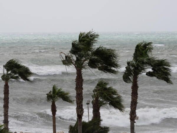 Emergencias mantiene en Castellón la alerta naranja por viento y fenómenos costeros