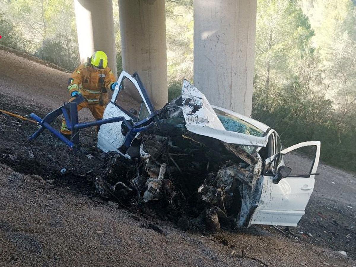 Accidente en la AP-7: Un vehículo cae 15 metros y deja un herido grave