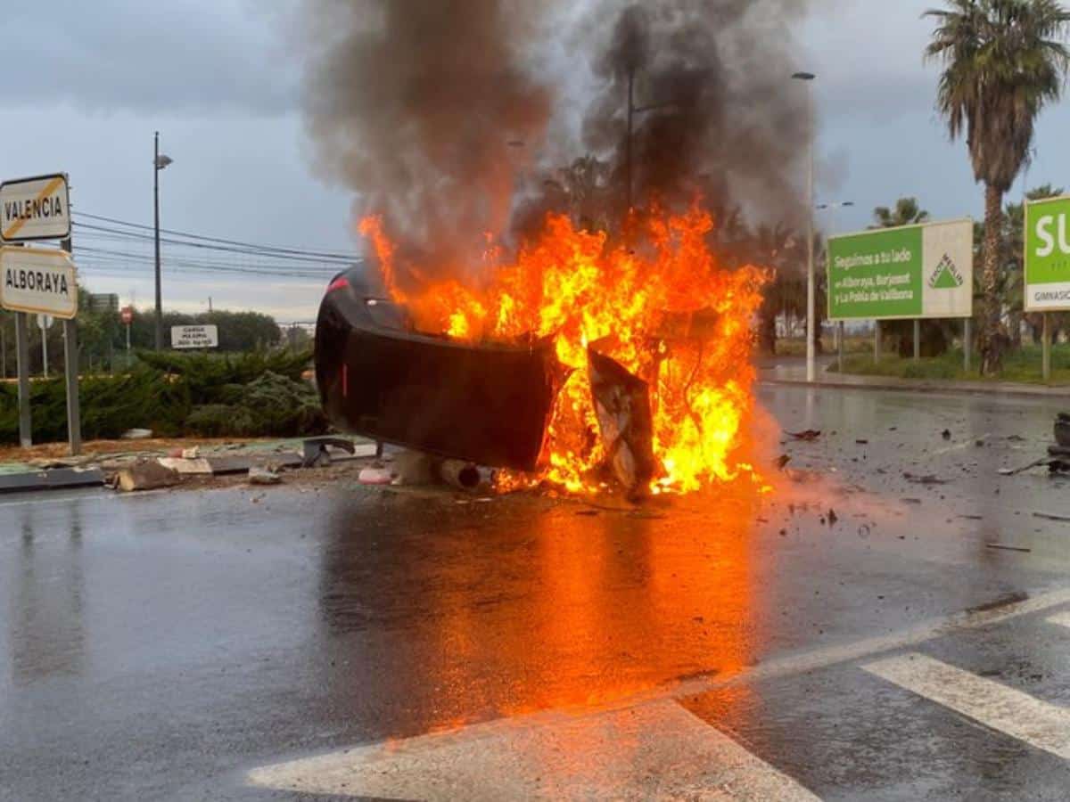 Accidente con coche volcado y en llamas deja tres hospitalizados en Valencia