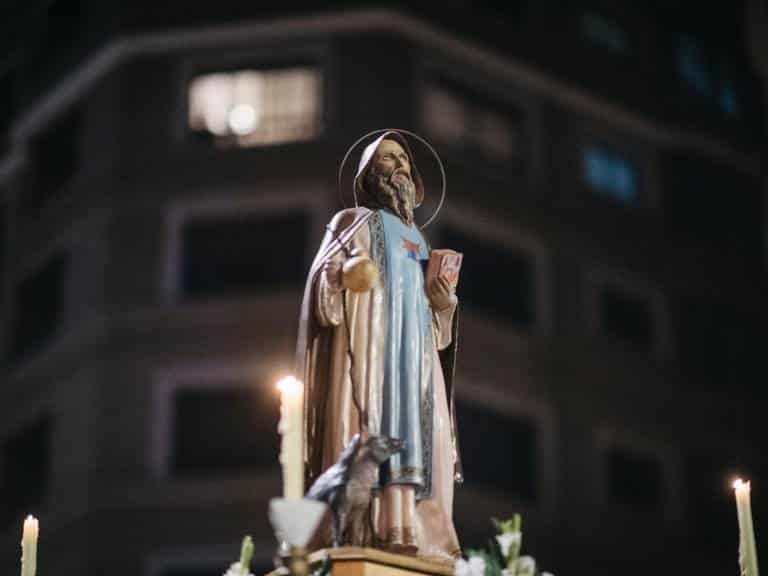 La procesión de Sant Antoni ha sido organizada por los propios vendedores del recién renovado Mercado de San Antonio de Castellón.