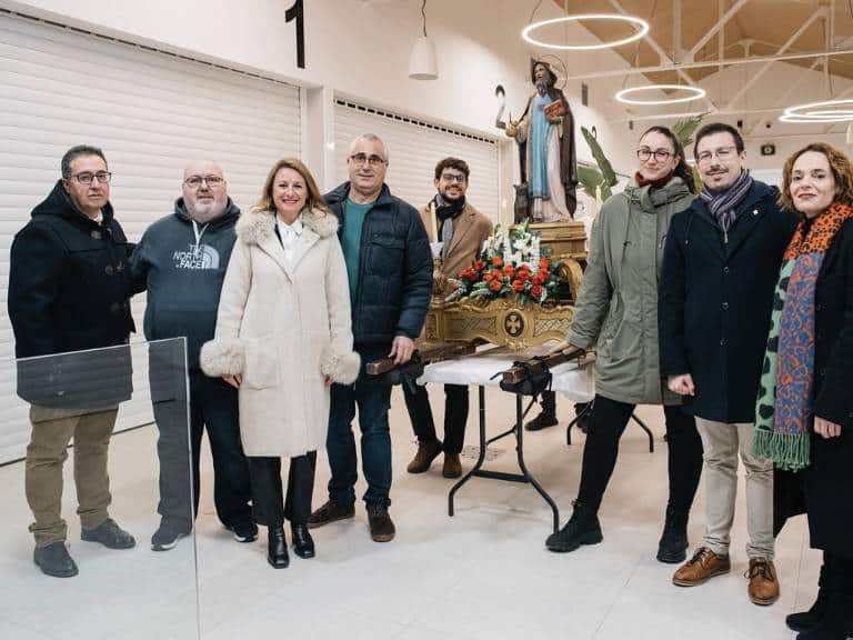 La procesión de Sant Antoni ha sido organizada por los propios vendedores del recién renovado Mercado de San Antonio de Castellón.