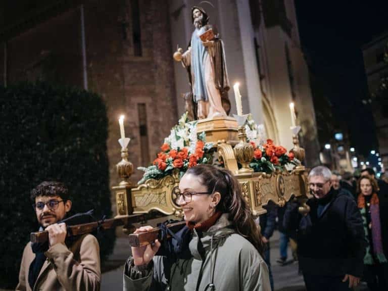 Un dato importante de este evento es que la salida de la procesión se ha producido desde un lugar recientemente remodelado, el Mercado de San Antonio. La procesión ha sido una de las principales actividades de estas celebraciones, que rinden homenaje a la figura de Sant Antoni, muy arraigada en la cultura local.