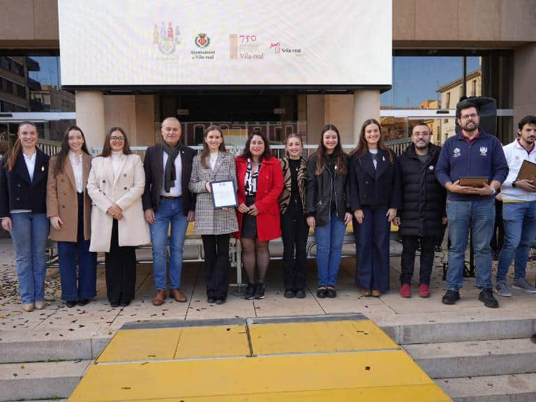 Vila-real da la bienvenida a Vila y Termet, nuevos gigantes en homenaje al gos rater valencià y a Pasqual Batalla.