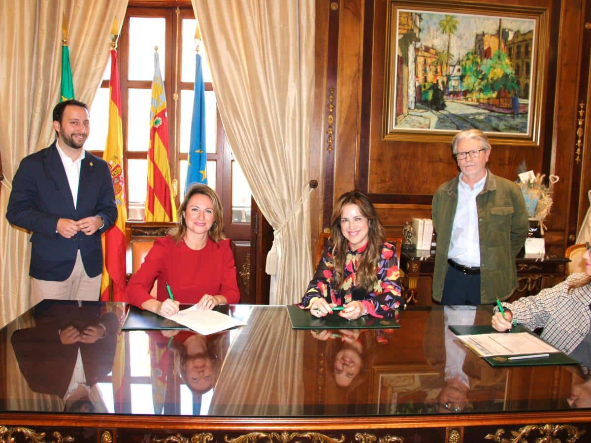 Begoña Carrasco firma la cesión de terrenos para viviendas asequibles en el PAU Sensal