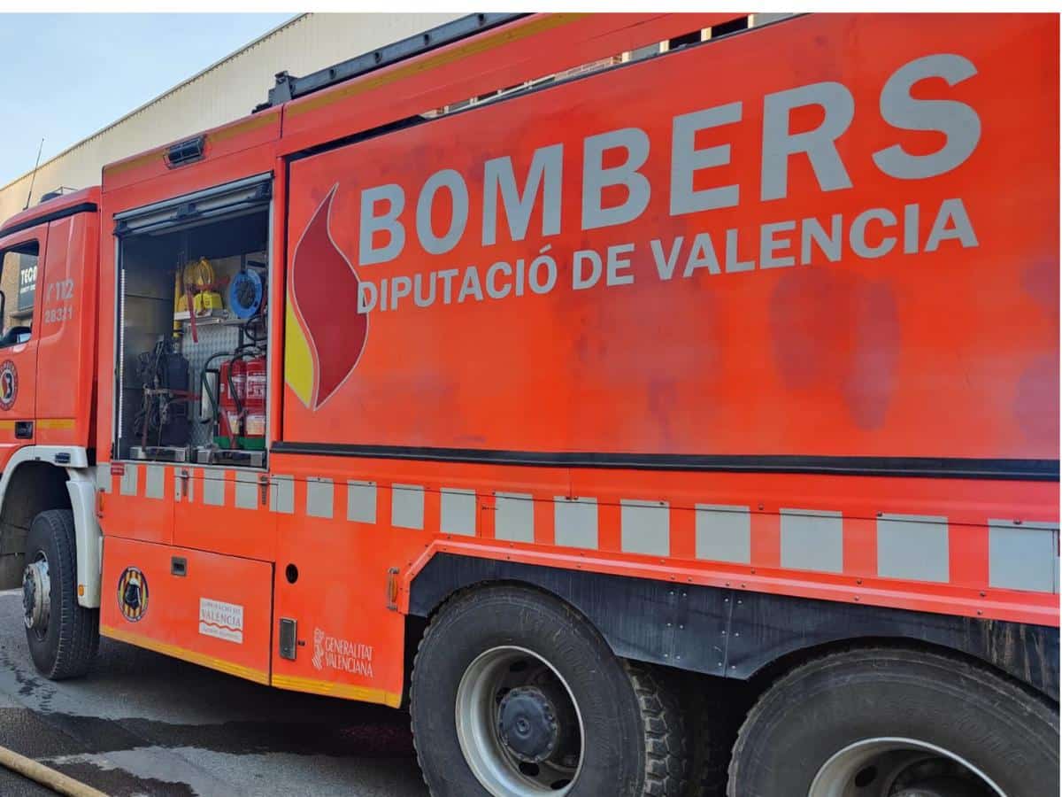 Un bombero herido en un incendio en el puerto de Gandia