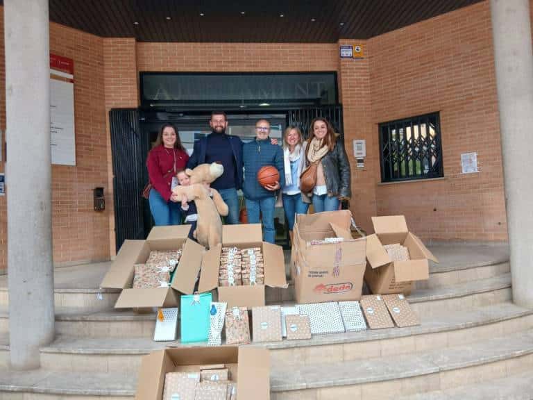 La campaña solidaria de recogida ha logrado llevar el espíritu navideño a las familias de una de las localidades valencianas más perjudicadas por el temporal.