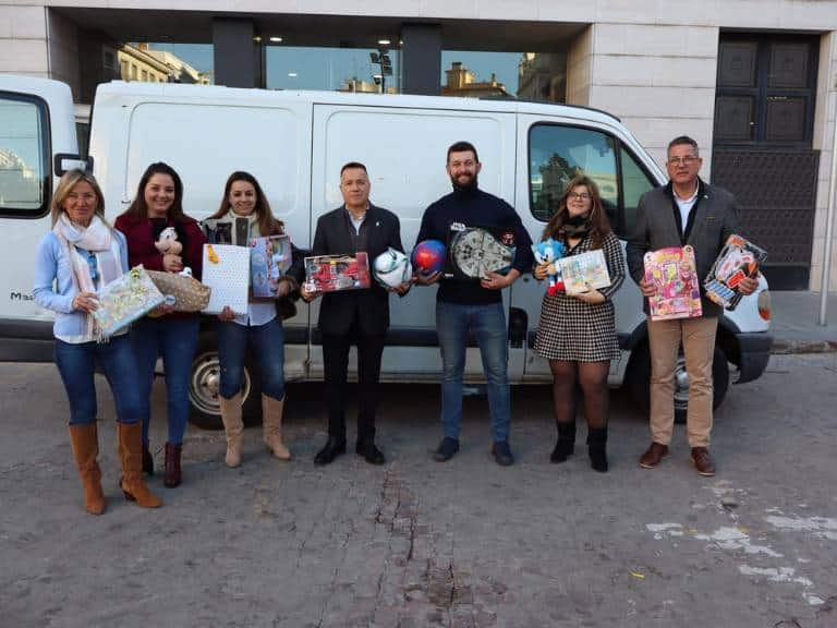 La campaña solidaria de recogida ha logrado llevar el espíritu navideño a las familias de una de las localidades valencianas más perjudicadas por el temporal.