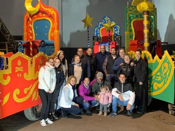 Carrozas únicas en la Cabalgata de Reyes de Alfondeguilla gracias al trabajo de los vecinos