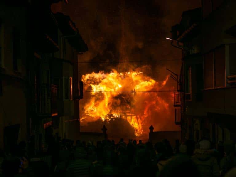 La localidad sigue fiel a la costumbre de iniciar las celebraciones de Sant Antoni en Els Ports