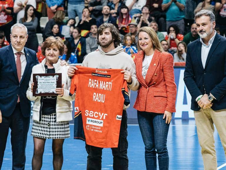 El Pabellón Ciutat de Castelló fue escenario de un emotivo homenaje en honor a Rafa Martí, quien fuera presidente del C.D. Balonmano Castelló. 