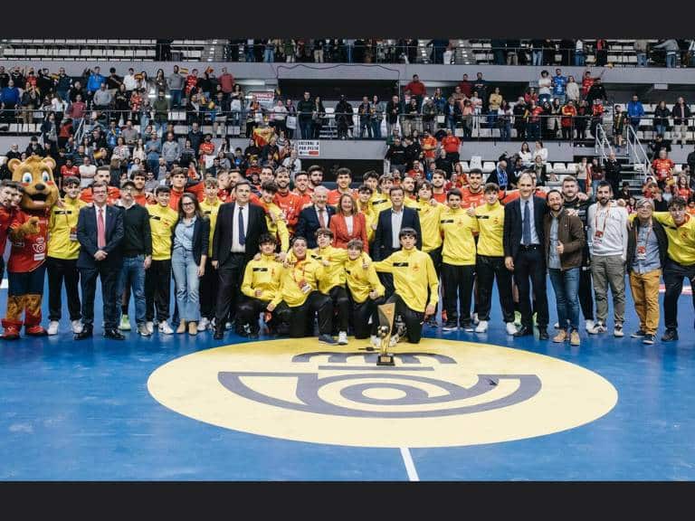 El Pabellón Ciutat de Castelló fue escenario de un emotivo homenaje en honor a Rafa Martí, quien fuera presidente del C.D. Balonmano Castelló. 