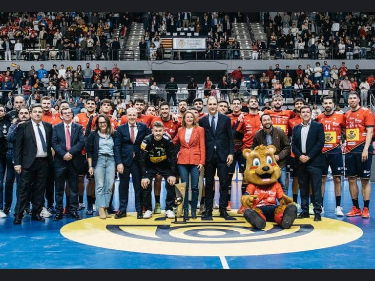 El Pabellón Ciutat de Castelló fue escenario de un emotivo homenaje en honor a Rafa Martí, quien fuera presidente del C.D. Balonmano Castelló. 