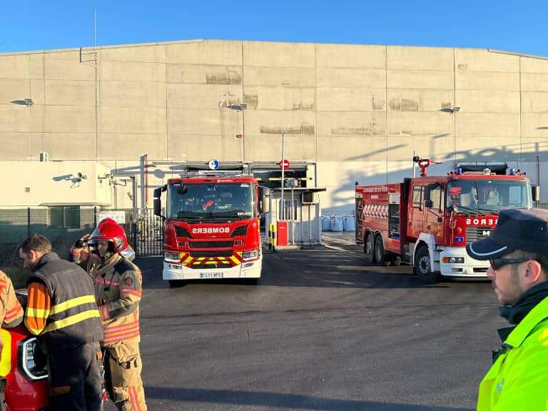 La rápida intervención de los equipos de emergencia y la activación inmediata de los protocolos establecidos permitieron controlar la situación sin mayores complicaciones.