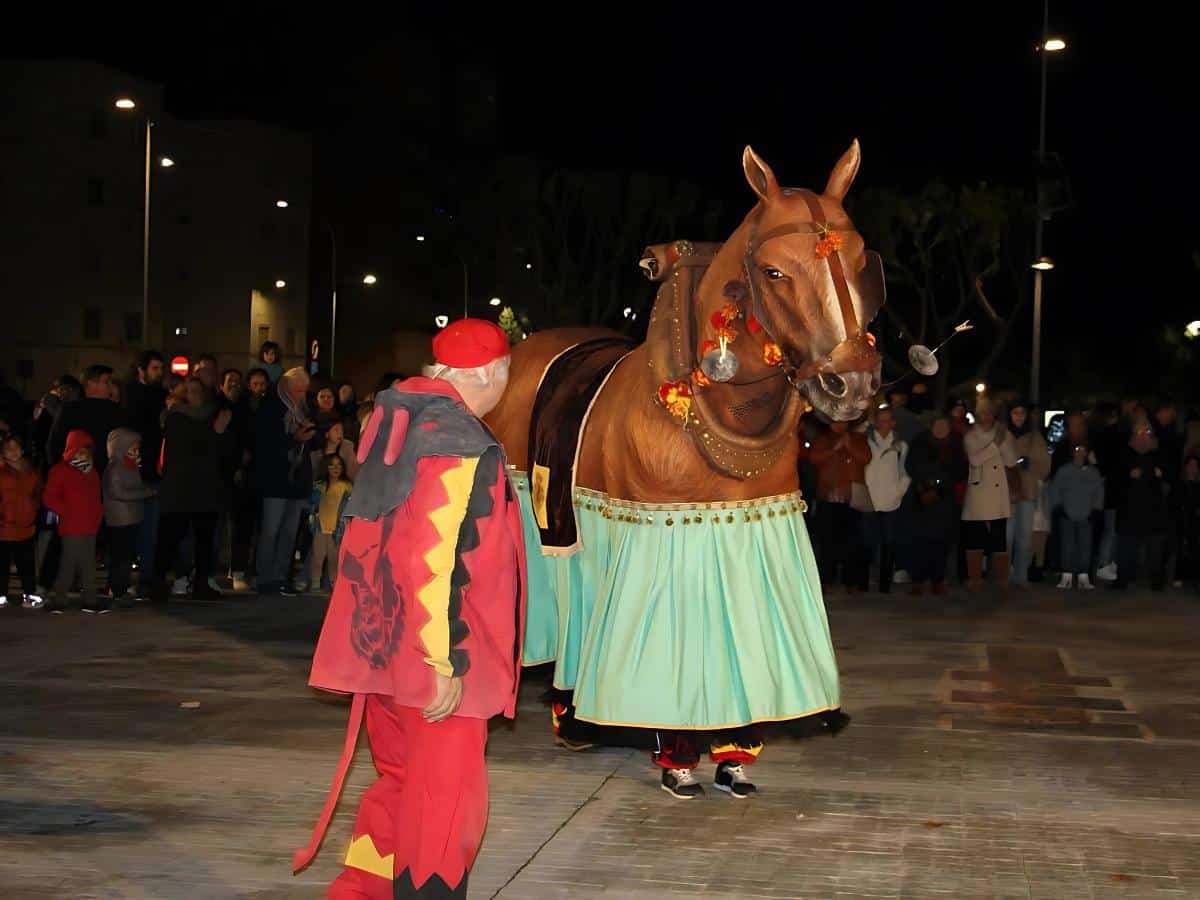 El Grao de Castellón celebra Sant Antoni con la bendición de animales y las hogueras