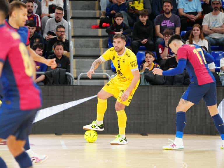 El conjunto peñiscolano goleó 3-7 al Barça en el Palau Blaugrana y se ponen líder en solitario de Primera División por primera vez en su historia.