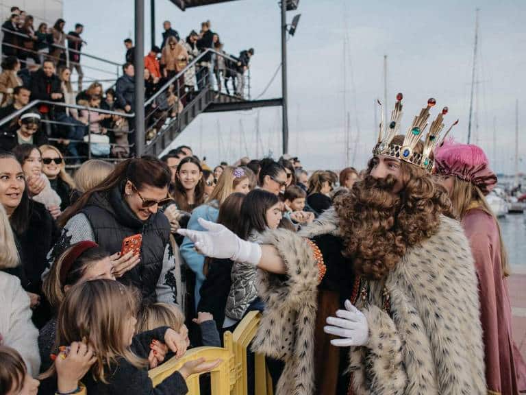 Después de la recepción oficial, los Reyes Magos se trasladaron a la Tenencia de Alcaldía del Grao, donde dedicaron unas emotivas palabras especialmente a los más pequeños.